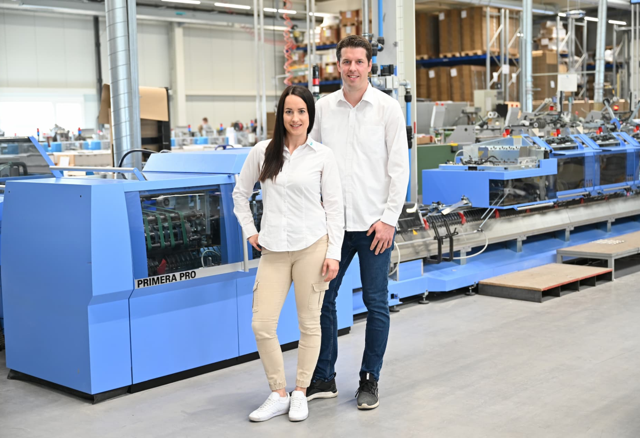 Siblings Marina Gander and Yannick Bucher make up executive management at Schär Druckverarbeitung AG. They are impressed by the possibilities of the Primera PRO.